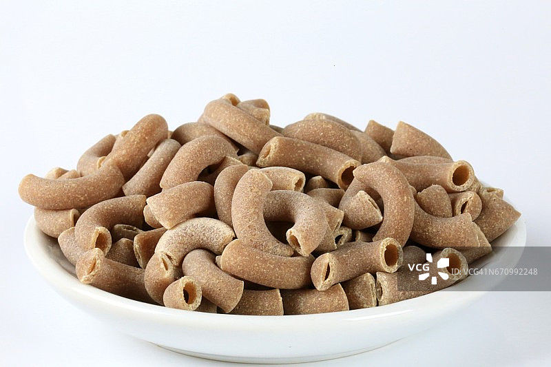 白色背景上的一碗小麦通心粉图片素材