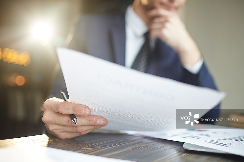 业务分析师处理文件图片素材