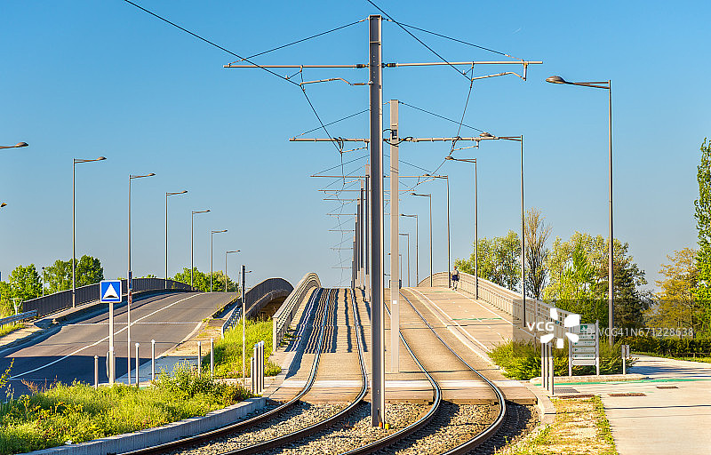 法国波尔多-拉克区的有轨电车线路图片素材