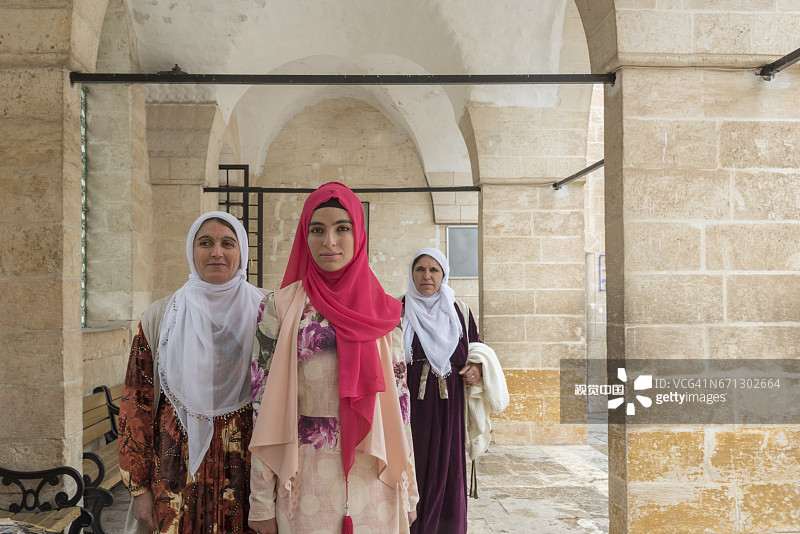 在土耳其桑尼乌尔法参观哈利勒·拉赫曼清真寺的女人图片素材