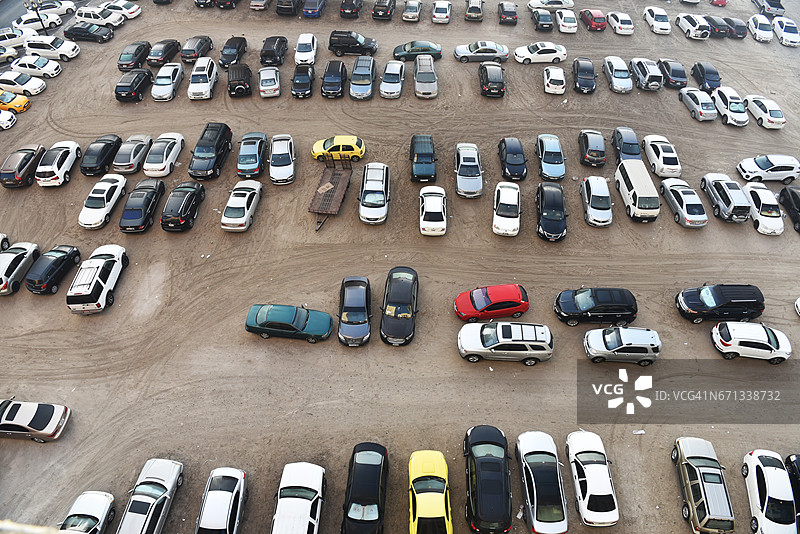 沙迦Al-khan土路停车场内的汽车图片素材