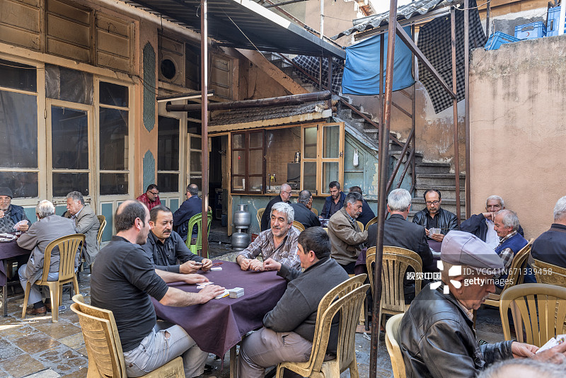 茶馆：男人玩多米诺骨牌或奥基牌，土耳其哈塔伊省安塔基亚图片素材