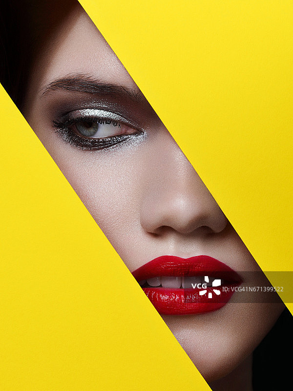 透过纸张看的漂亮女人图片素材