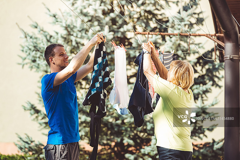 孙子帮助奶奶做家务图片素材