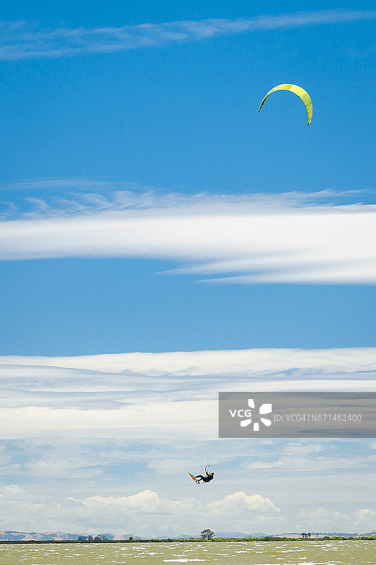 河流上的风筝冲浪图片素材