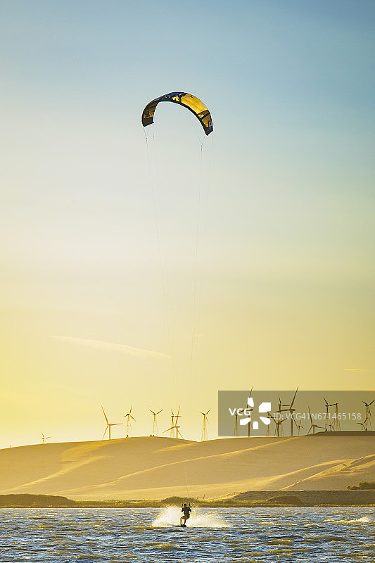 日落时在河上玩风筝板图片素材