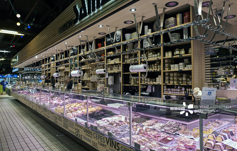 维克多·雨果市场内的熟食摊位图片素材