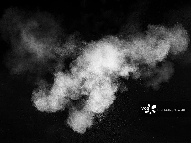 黑色背景上白色粉末爆炸的形态和纹理图片素材