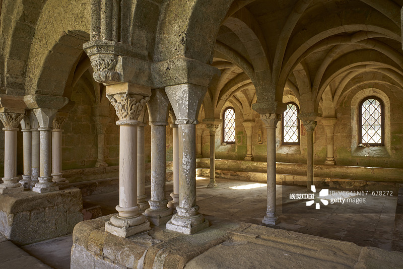 丰弗鲁瓦德修道院回廊图片素材