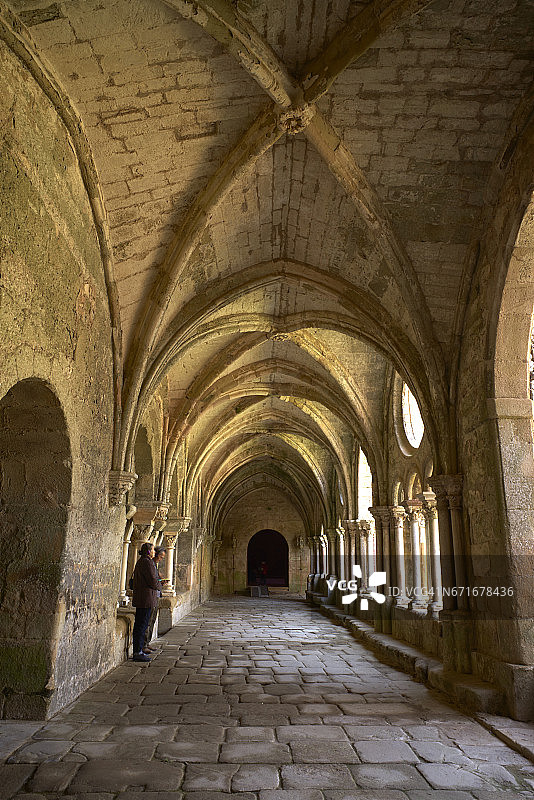 丰弗鲁瓦德修道院回廊图片素材
