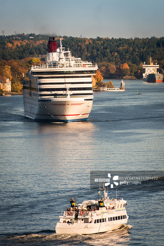 斯德哥尔摩狭窄通道中的船只图片素材