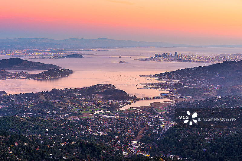 日落时分的旧金山和湾区图片素材