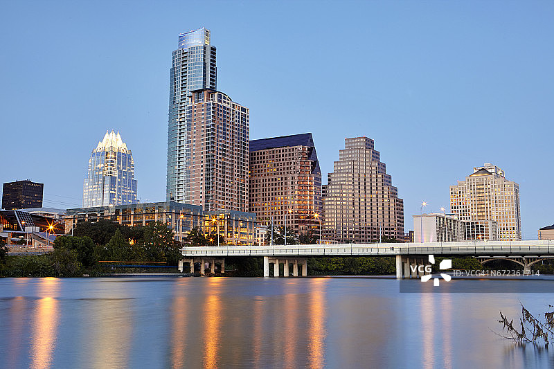 奥斯汀市中心和科罗拉多河的黄昏城市景观图片素材