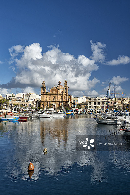 马耳他姆西达的圣约瑟夫教堂倒影和游艇码头图片素材
