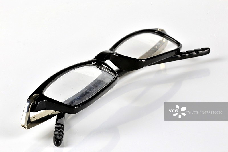 白色背景上的老花镜图片素材