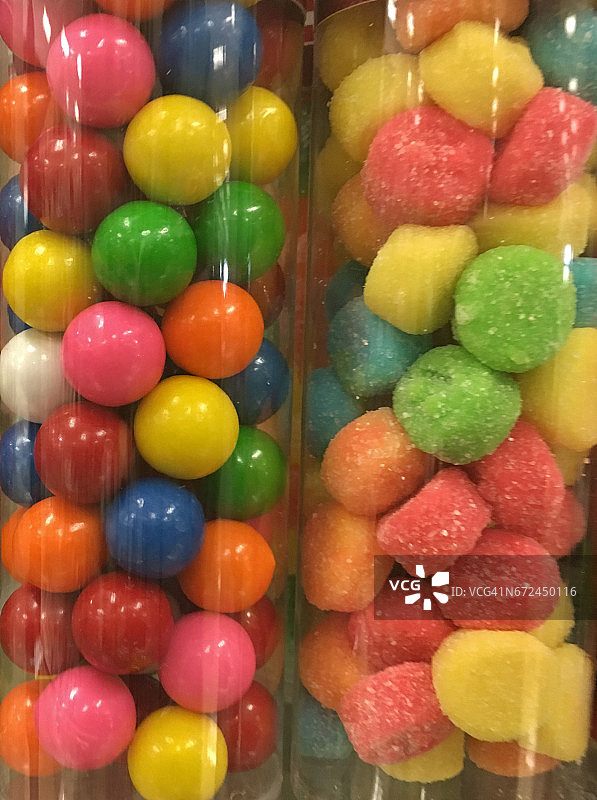 透明容器中的彩色糖果图片素材