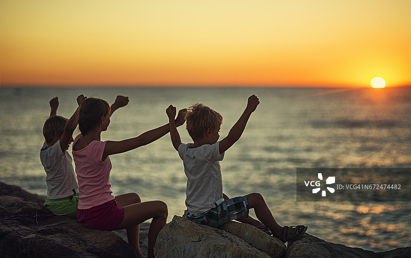 孩子们在意大利海边看日落图片素材