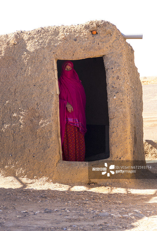 摩洛哥撒哈拉沙漠附近的摩洛哥柏柏尔房屋和柏柏尔妇女图片素材