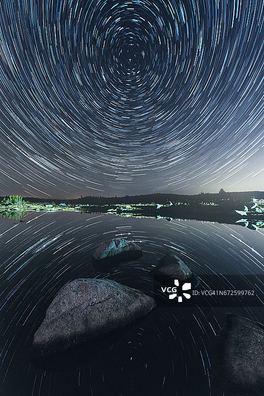 镜面旋转图片素材