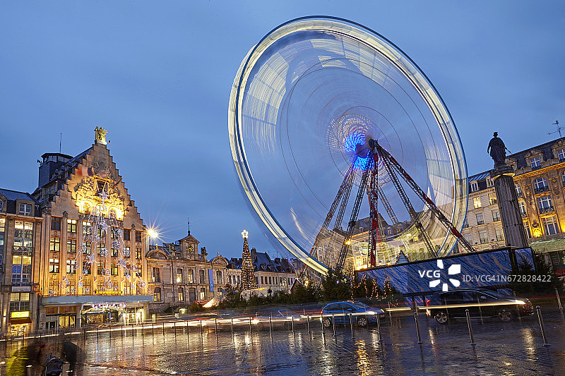 圣诞市场在黄昏时被照亮的里尔中心摩天轮图片素材