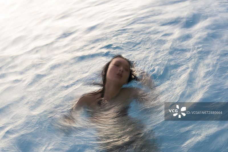 女子在水中跳舞图片素材