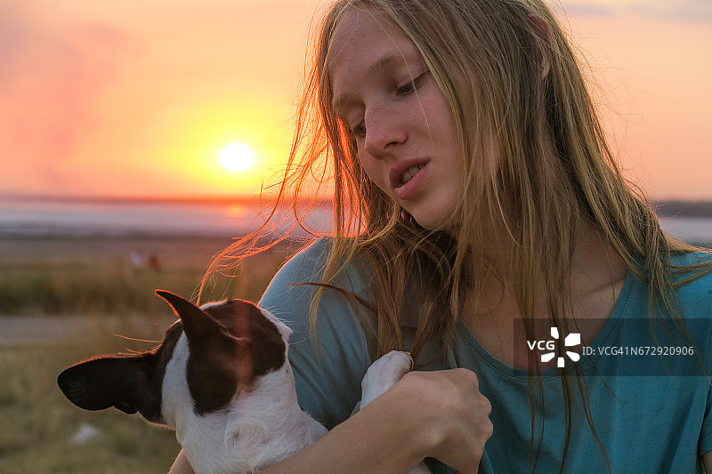 女孩抱着小狗图片素材