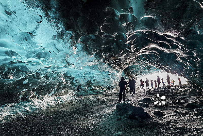 冰岛Breidamerkurjokull冰川水晶洞穴的游客图片素材