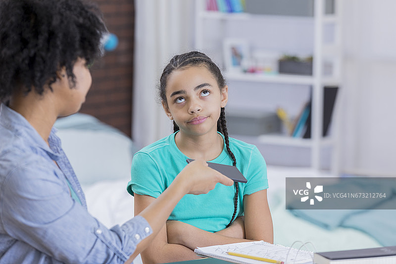 当妈妈拿走她的手机时，少女翻了个白眼图片素材