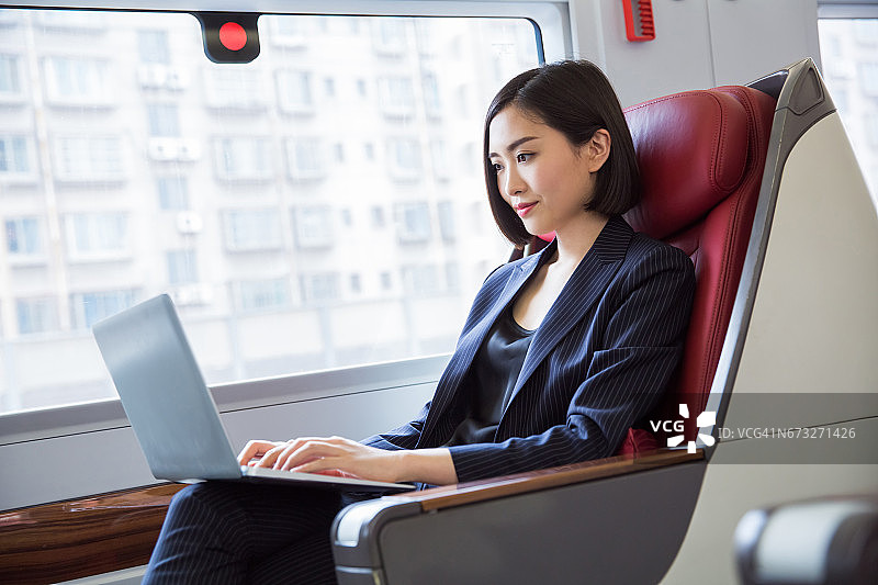 坐在中国上海高铁上的美丽女商人照片图片素材