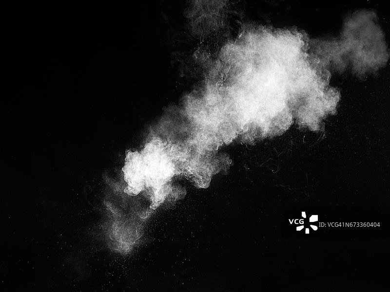 黑色背景上白色粉末爆炸的形态和纹理图片素材