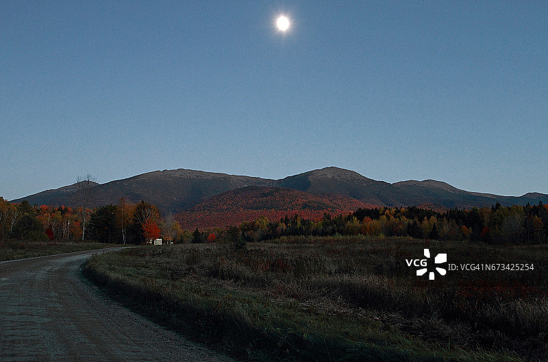 群山之上的月光图片素材