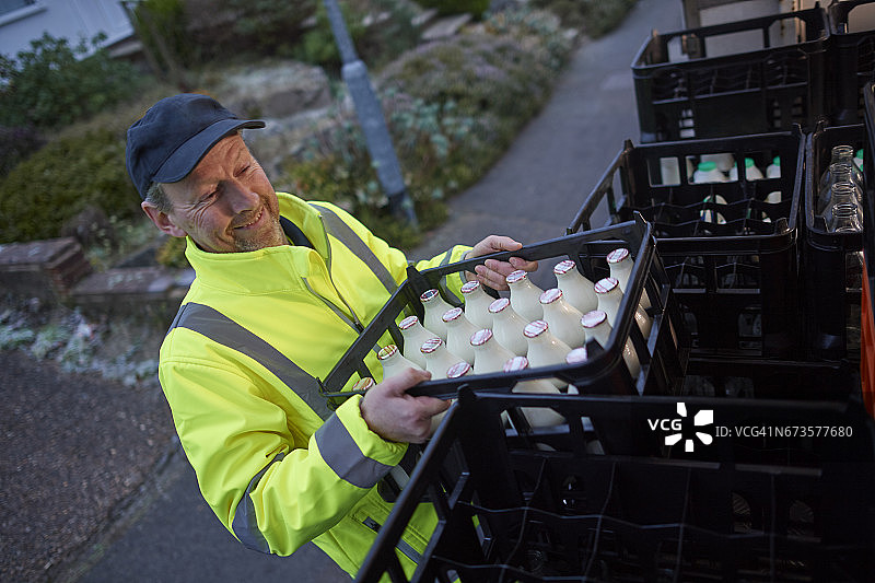 送奶工清晨卸货图片素材