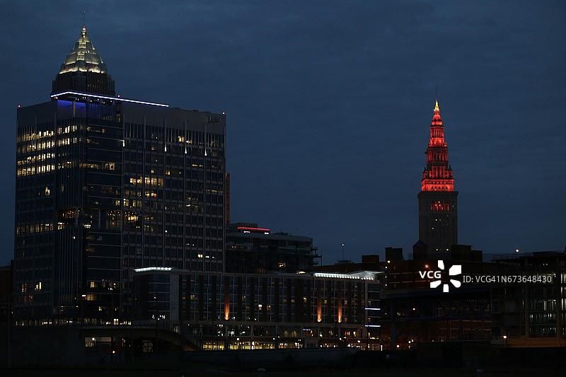 克利夫兰城市天际线上空的阴暗天空图片素材
