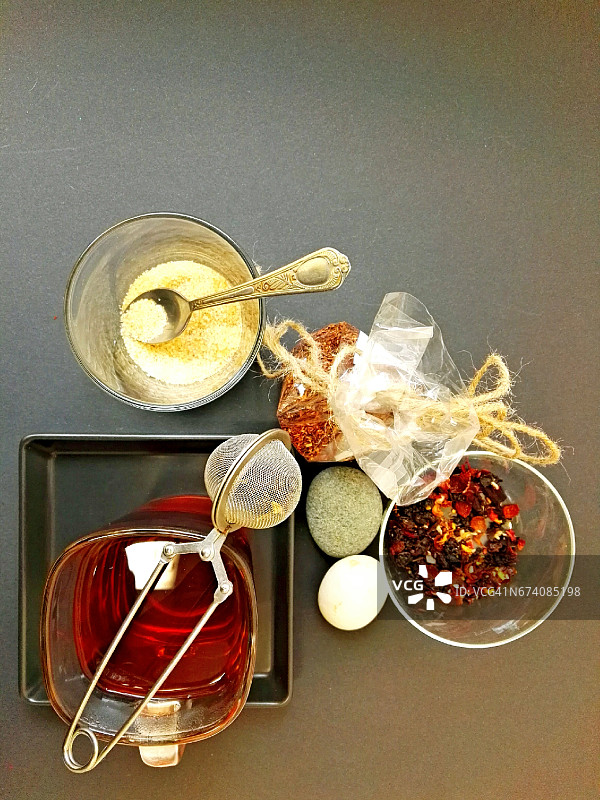 带滤茶器的花草茶图片素材