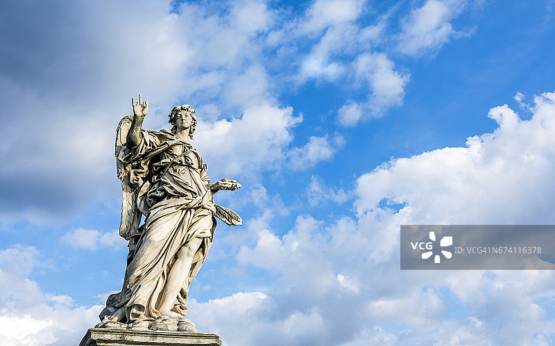 手持钉子的天使图片素材