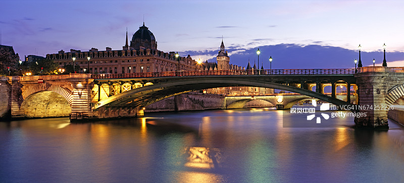 巴黎圣母桥和司法宫图片素材