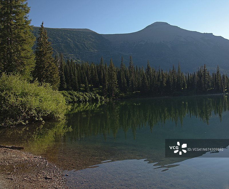 冰川国家公园的湖泊和山脉图片素材