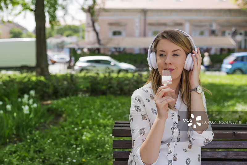 冰淇淋让我快乐，她最喜欢的歌曲图片素材