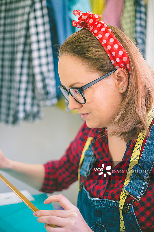 女裁缝准备材料图片素材