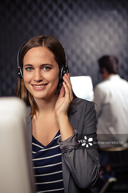 富有创意的女商人使用耳机图片素材