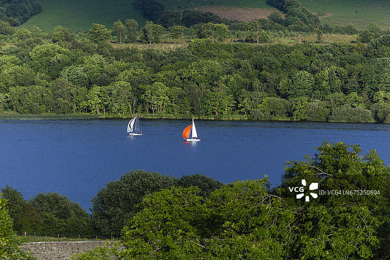 苏格兰湖上的帆船图片素材