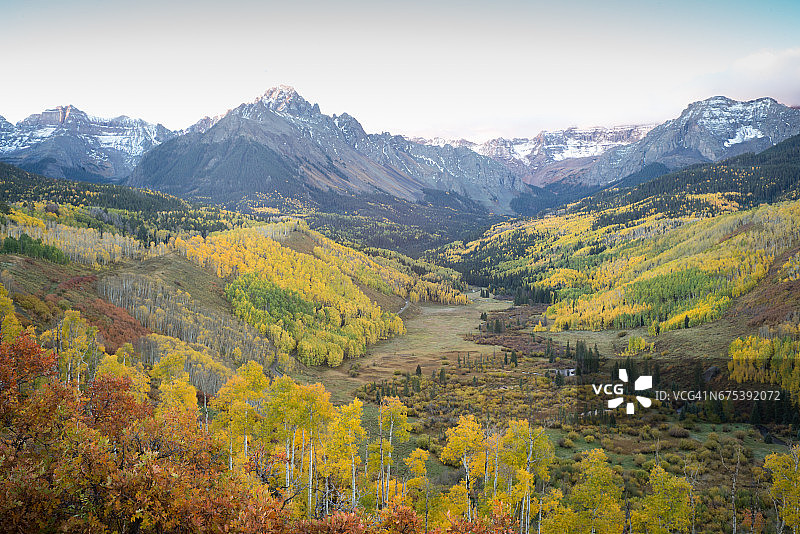 科罗拉多山脉秋季山谷图片素材