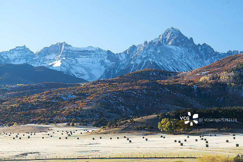 科罗拉多州秋季山地牧场图片素材