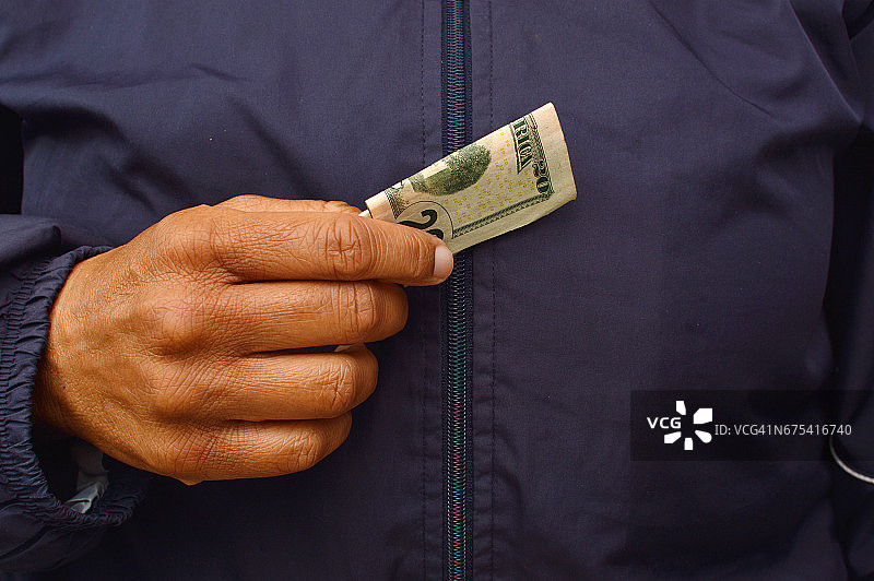 手持20美元钞票特写图片素材