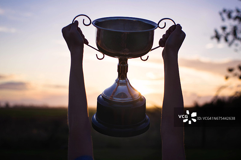 儿童举起学校奖杯图片素材