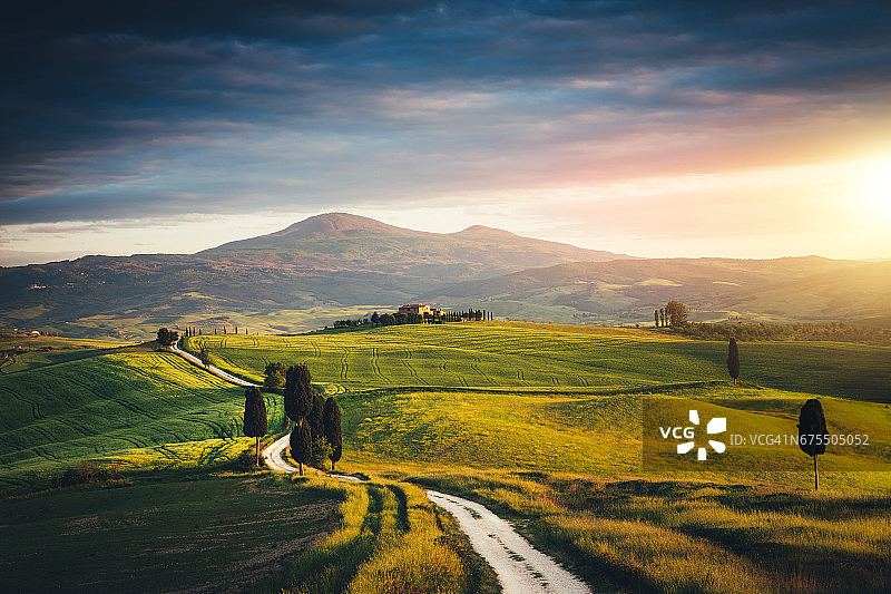托斯卡纳丘陵上的蜿蜒乡间小路图片素材