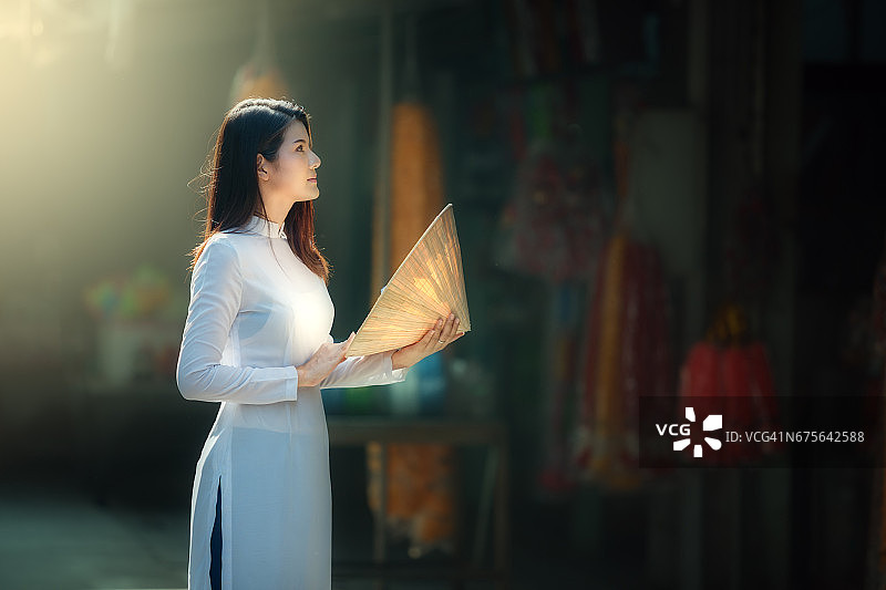 身穿白色越南传统奥黛的美丽女人图片素材