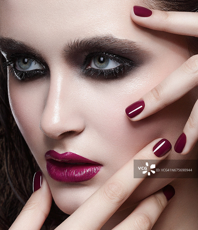 化着鲜艳妆容的年轻漂亮女人图片素材