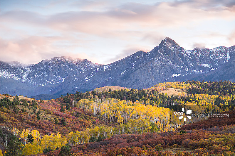 科罗拉多州斯内夫尔斯山脉秋景图片素材