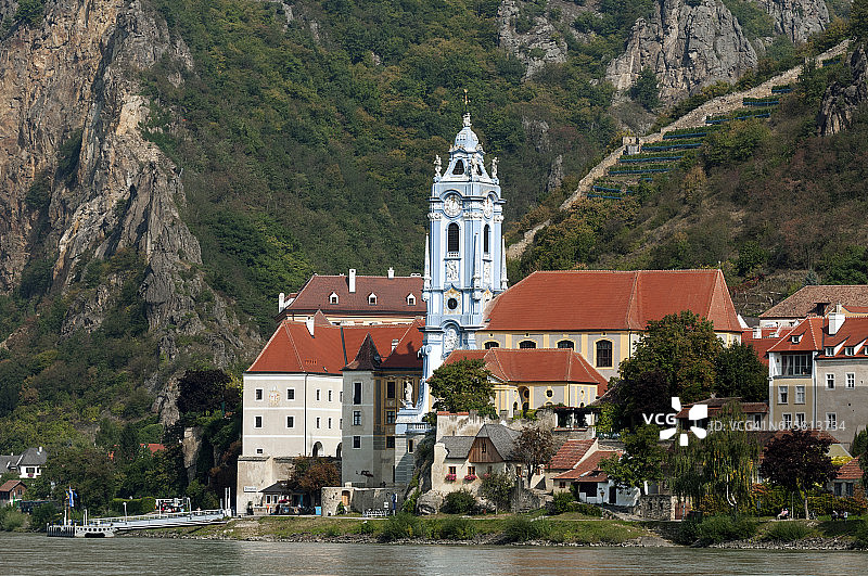 从多瑙河对岸眺望杜伦施泰因小镇图片素材